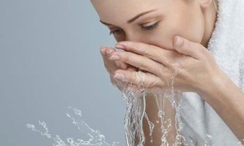 夏季肌肤保湿七方法 喝水是保湿的首要前提